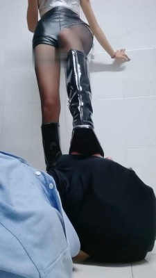 图片[6]_【美娜格格】黑丝长靴诱惑调-转胯/舔喝刷鞋水_绳缚吧