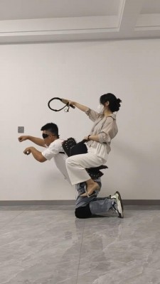 【辣姐】马具骑乘鞭打/骑着擦地/鞭打/深喉耳光/舔脚_绳缚吧