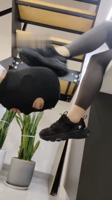 图片[2]_【辣姐】丝袜泡圣水/运动鞋裸足脚下奴_绳缚吧
