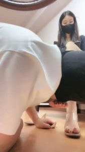 【七月大人】长腿御姐S-高跟裸足闻舔_绳缚吧