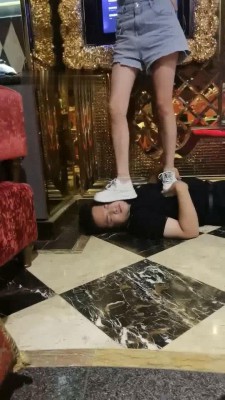 图片[5]_【禾未】KTV双女神调-骑马踩踏/舔鞋底/闻臭袜脚【三视角完整版】_绳缚吧