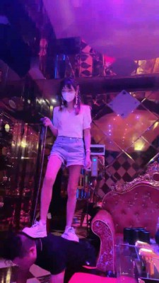 图片[9]_【禾未】KTV双女神调-骑马踩踏/舔鞋底/闻臭袜脚【三视角完整版】_绳缚吧