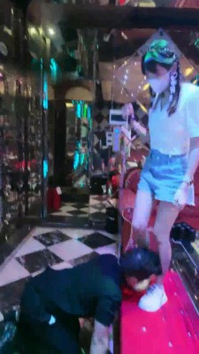 图片[13]_【禾未】KTV双女神调-骑马踩踏/舔鞋底/闻臭袜脚【三视角完整版】_绳缚吧