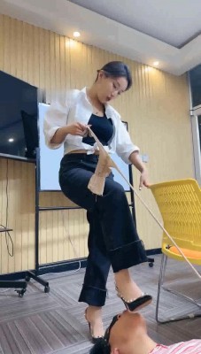 【潘妮女王】开发办公室新痰盂-高跟插嘴/钻胯坐垫【完整版】_绳缚吧