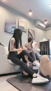 【伊楠】姐妹花S-运动鞋白袜踩/掐乳/手捂窒息【双视角版】_绳缚吧