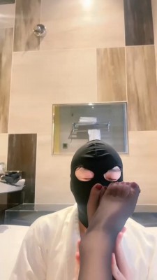 图片[2]_【琪琪大人】黑丝美腿浴缸诱惑-手掐窒息_绳缚吧