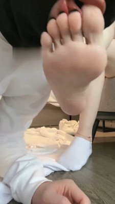 图片[6]_【安主】小白鞋发黄棉袜/晨尿/舔脏鞋底_绳缚吧