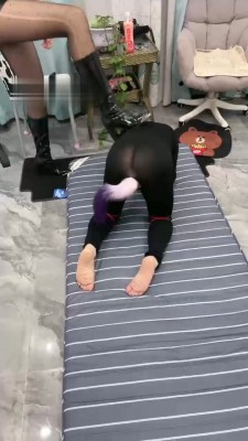 【七月大人】开发咖啡店小哥做M-茶几深喉/舔脚鞭打/骑马_绳缚吧