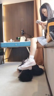 图片[2]_【米噢】运动鞋白袜全体重踩地毯_绳缚吧