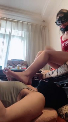 图片[6]_【艾拉】裸足踩脚垫/掐乳/灌圣水_绳缚吧