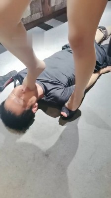 图片[4]_【魔鬼天使】爆踩脖子/深喉/脚耳光_绳缚吧