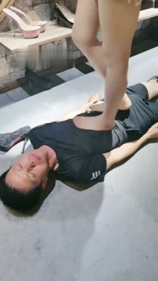图片[8]_【魔鬼天使】爆踩脖子/深喉/脚耳光_绳缚吧