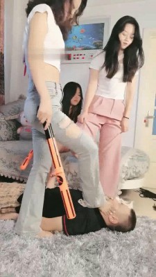 图片[2]_【夏夏呀】3主对1奴-闻白袜脚/踩踏/骑马棒抽/碾狗脸【双视角版】_绳缚吧