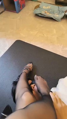 图片[2]_【瑶瑶】黑丝高跟踩地毯恋足_绳缚吧