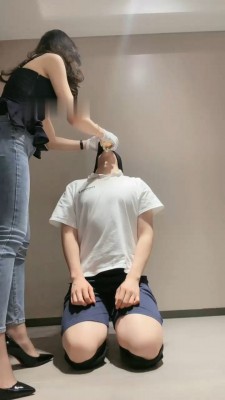 【禾未】灌圣水/高跟踩脚垫/掐乳/藤条抽_绳缚吧