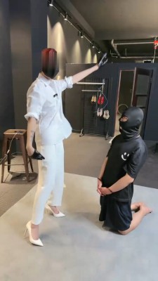 【冰诺】囚禁狗笼/抽耳光/全体重踩踏_绳缚吧