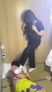 【精神小妹】双学生S-日式房间全体重踩踏踢踹_绳缚吧