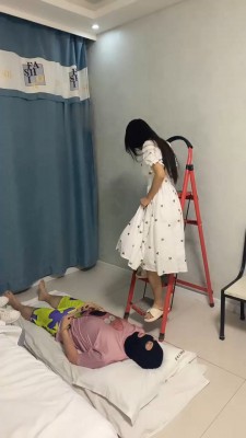 图片[10]_【精神小妹】双学生S-日式房间全体重踩踏踢踹_绳缚吧