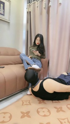 图片[2]_【嘉妮】舔运动鞋黑丝/全体重踩踏/裸足喂食_绳缚吧