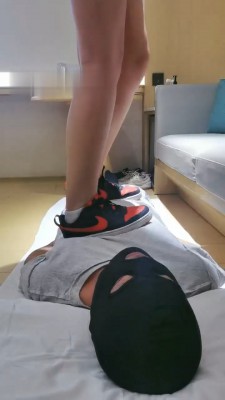 【酒酿丸子】掐乳揪耳朵/运动鞋白袜全体重踩踏_绳缚吧