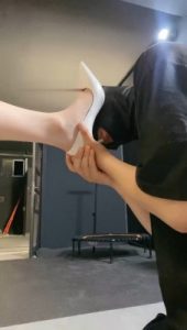 【冰诺】掐乳/舔高跟裸足/插嘴_绳缚吧