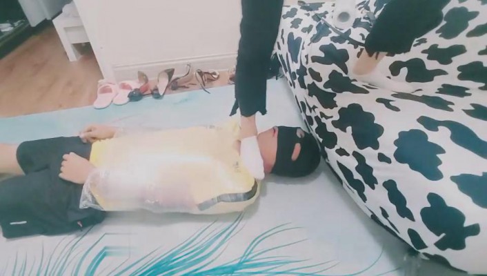 图片[7]_【萤火大人】保鲜膜捆绑/白袜塞嘴/鞭打踢踹/踩脖掐脖窒息_绳缚吧