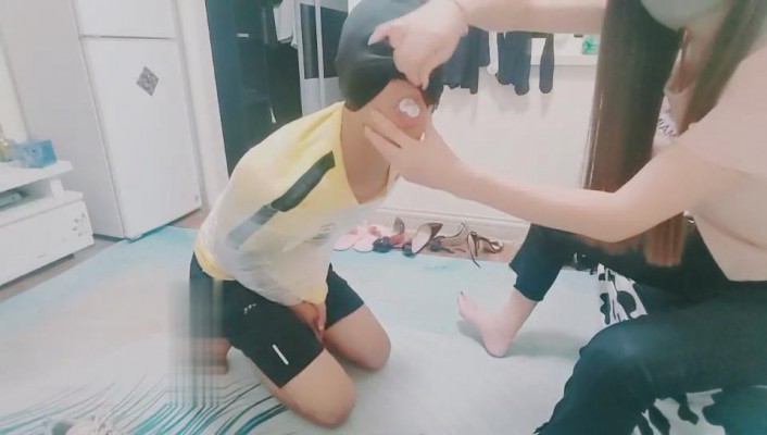 图片[11]_【萤火大人】保鲜膜捆绑/白袜塞嘴/鞭打踢踹/踩脖掐脖窒息_绳缚吧