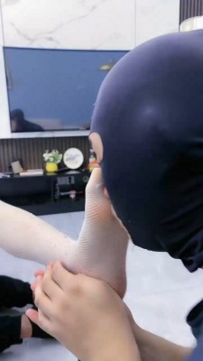 图片[3]_【麋鹿银儿】双主VS3奴-骑马骑脖/踩踏/舔脏鞋底/人体桌椅/脚插嘴_绳缚吧