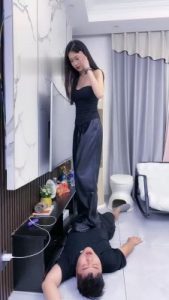 【麋鹿银儿】超美模特-运动鞋踢踹/踩踏_绳缚吧