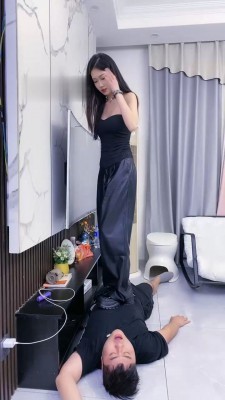 【麋鹿银儿】超美模特-运动鞋踢踹/踩踏_绳缚吧