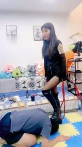 【兔兔大人】鞭打骑马踢踹/全体重踩/闻舔靴子/鞋抽耳光_绳缚吧