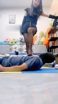图片[6]_【兔兔大人】鞭打骑马踢踹/全体重踩/闻舔靴子/鞋抽耳光_绳缚吧