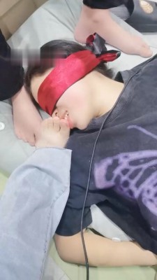 【小羊】母畜-喜欢舔夫妻主的臭脚_绳缚吧