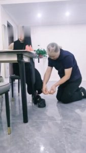 【幽魅】双S-桌下伺候主人用餐_绳缚吧