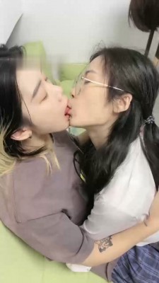图片[4]_【橙宝】姐妹相互虐-奴下奴-白袜塞嘴/喂圣水/舔脏鞋/骑马/耳光_绳缚吧