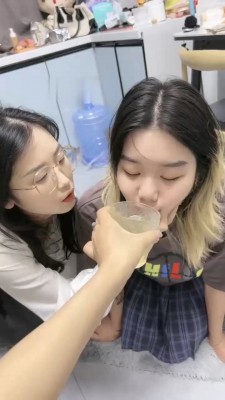 图片[5]_【橙宝】姐妹相互虐-奴下奴-白袜塞嘴/喂圣水/舔脏鞋/骑马/耳光_绳缚吧