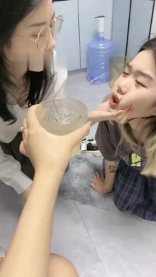 图片[6]_【橙宝】姐妹相互虐-奴下奴-白袜塞嘴/喂圣水/舔脏鞋/骑马/耳光_绳缚吧