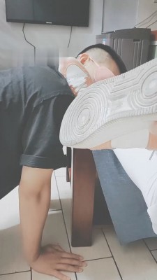 【花祖宗】闻舔超脏运动鞋/丝袜裸足恋足_绳缚吧