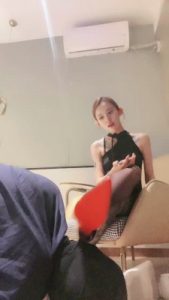 【秋秋】头顶鞋子/多双脏鞋子闻舔/耳光抽_绳缚吧