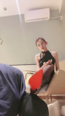 【秋秋】头顶鞋子/多双脏鞋子闻舔/耳光抽_绳缚吧