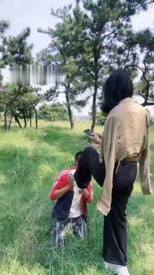 图片[2]_【孤傲女帝】户外调-骑马/踢踹/耳光/提档踩踏_绳缚吧
