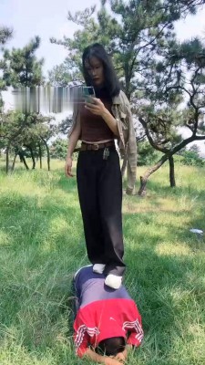 图片[3]_【孤傲女帝】户外调-骑马/踢踹/耳光/提档踩踏_绳缚吧