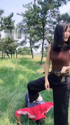 图片[4]_【孤傲女帝】户外调-骑马/踢踹/耳光/提档踩踏_绳缚吧