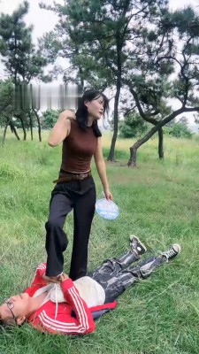 图片[5]_【孤傲女帝】户外调-骑马/踢踹/耳光/提档踩踏_绳缚吧