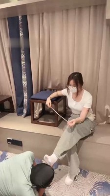 图片[4]_【雯雯】闻舔小白鞋白袜/藤条抽/跪求圣水_绳缚吧