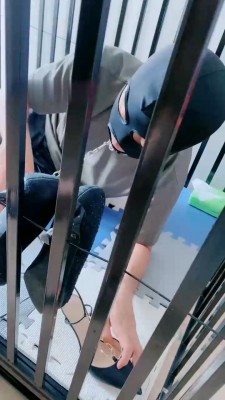 图片[7]_【缘彼大大】鞋绑狗嘴/洗脚水+口水/转胯/脚喂酸奶/狗笼舔脚_绳缚吧