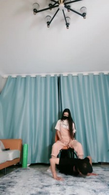 【猫神大人】转胯鞭打/运动鞋原味脚踩脚垫/喝洗脚水_绳缚吧