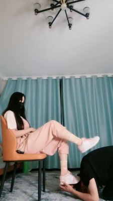 图片[6]_【猫神大人】转胯鞭打/运动鞋原味脚踩脚垫/喝洗脚水_绳缚吧