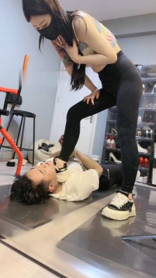 图片[9]_【伊楠】健身女神S-运动鞋踢踹_绳缚吧