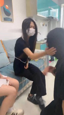 图片[3]_【精神小妹】踩手窒息+花式耳光_绳缚吧